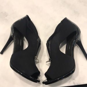 Donald J. Pliner 4 1/2” black crepe elastic/patent